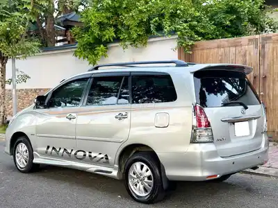 Toyota Innova 2.0G 2009 серебристый 91000 км