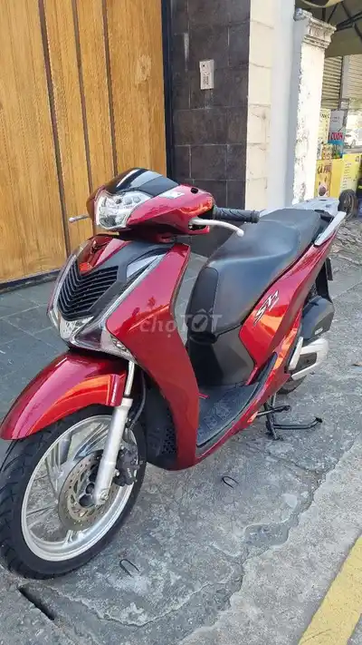 Красный подержанный скутер Honda SH 2017