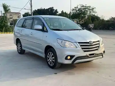 Toyota Innova 2014 автомат серебристый