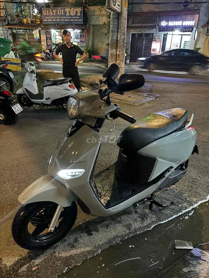 Электроскутер VinFast Vento Neo серый цемент 15000 км