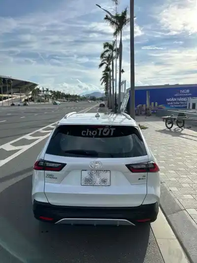 Toyota Yaris Cross HEV 2023 белый, гибридная версия