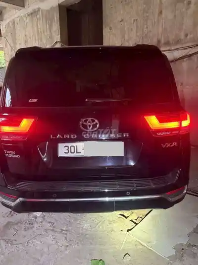 Toyota Land Cruiser 2024 LC300 9000 км черный