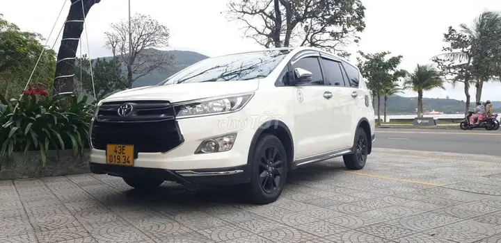 Toyota Innova Venturer Белый 8 мест Автомат