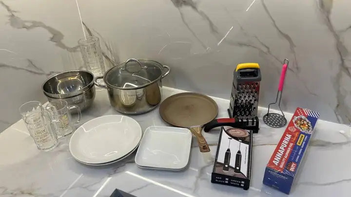 Набор посуды, покер, стул, колонки, рюкзак и другое