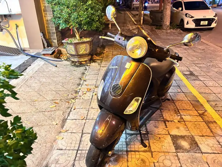 Piaggio Vespa Nâu скутер