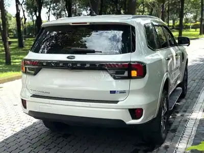 Ford Everest Titanium 2024 – 7.500 км, белый