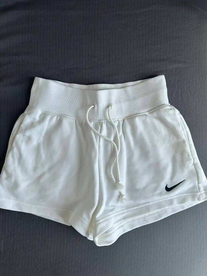 Белые шорты Nike и кремовый топ