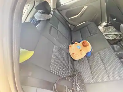 Хэтчбек Ford Focus песочно-золотистый