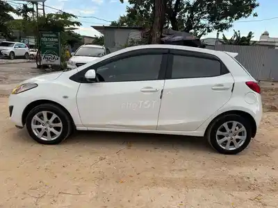 Mazda Mazda 2 2012, белый хэтчбек
