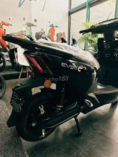 Новый черный электроскутер EVGO C