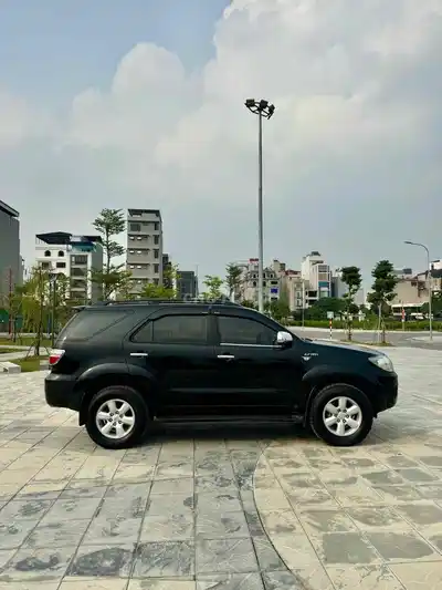 Toyota Fortuner 2.7 4WD черный 7 мест автомат