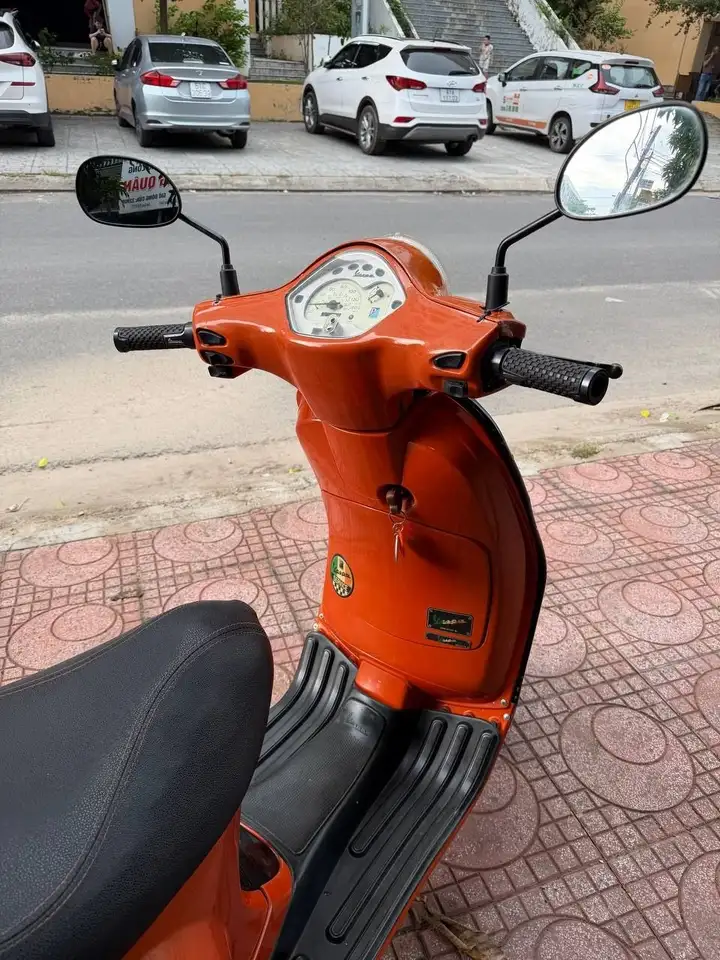 Итальянский скутер Vespa 1998 года выпуска