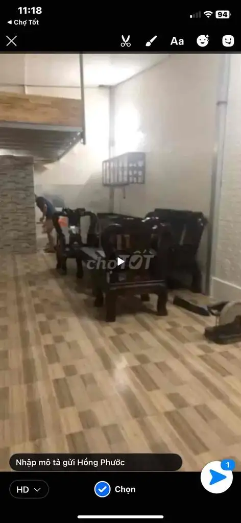 дом у дороги с асфальтовым покрытием