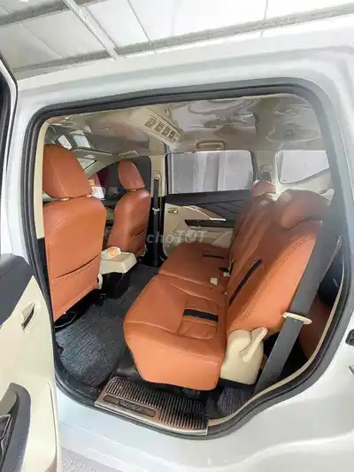 Белый семиместный автомат Mitsubishi Xpander
