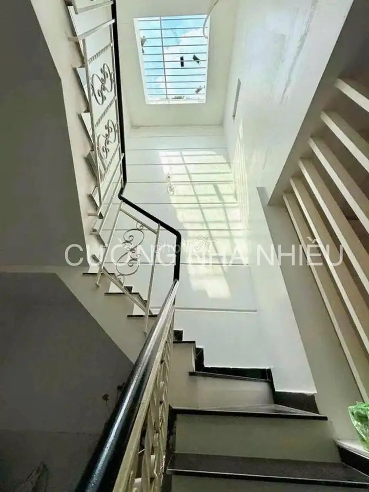 Менее 100 млн/м2 в центре Him Lam; 2 этажа бетон; ширина 4,8 м