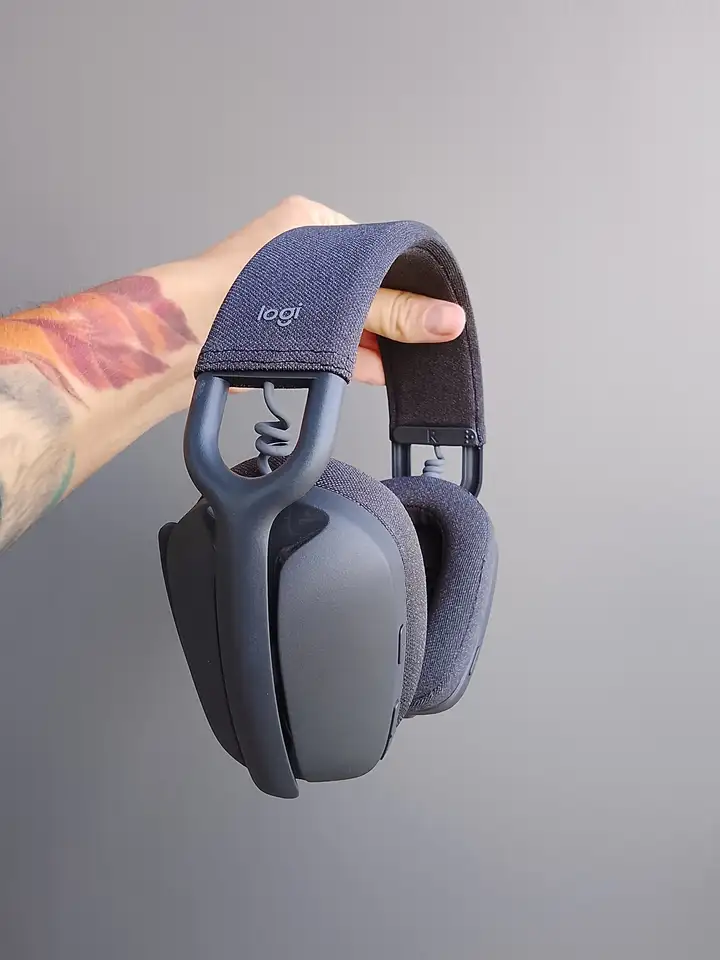 Гарнитура Logitech Zone Vibe 100, наушники Marshall Major IV, босоножки и сабо Massimo Dutti, краска для волос, растение