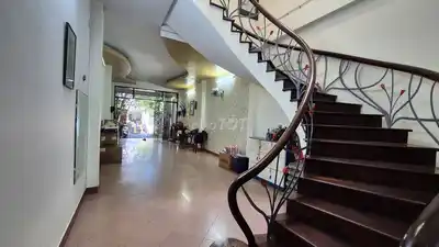 Аренда очень просторного 3-этажного дома 200м2 на фасадной улице Quang Trung