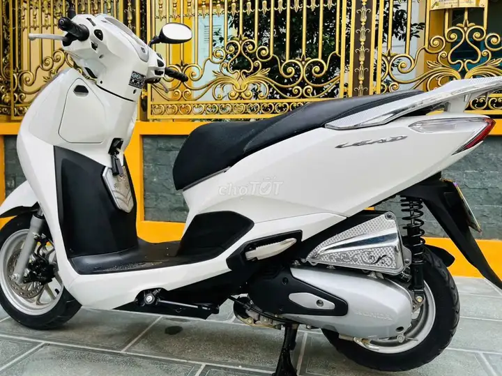 Honda Lead белый 2024 двигатель 125cc состояние нового один хозяин