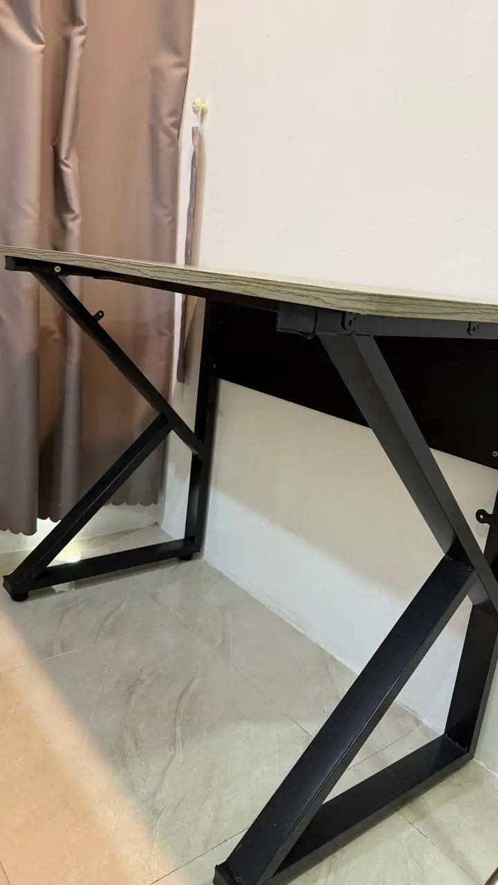 Стол, настольные игры, платья, сумка