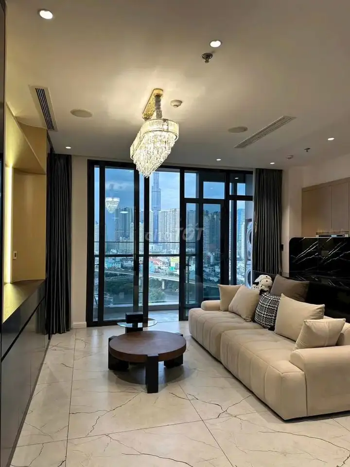 Срочно сдаю 1-комн. квартиру Vinhomes Bason, район 1, премиум-мебель