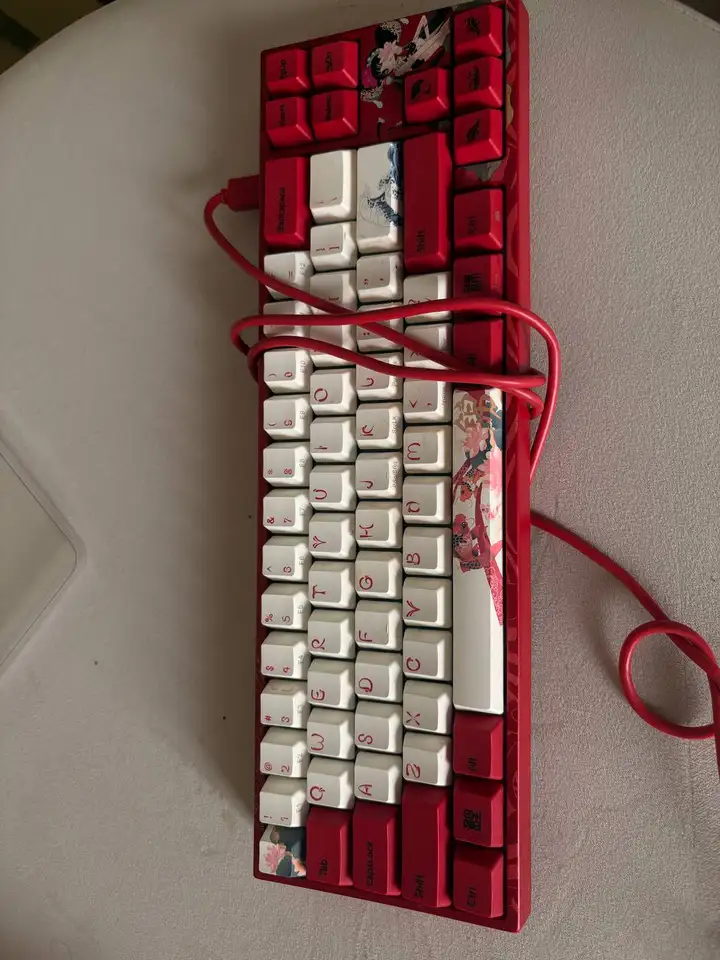 Микрофон HyperX SoloCast, клавиатура Varmilo