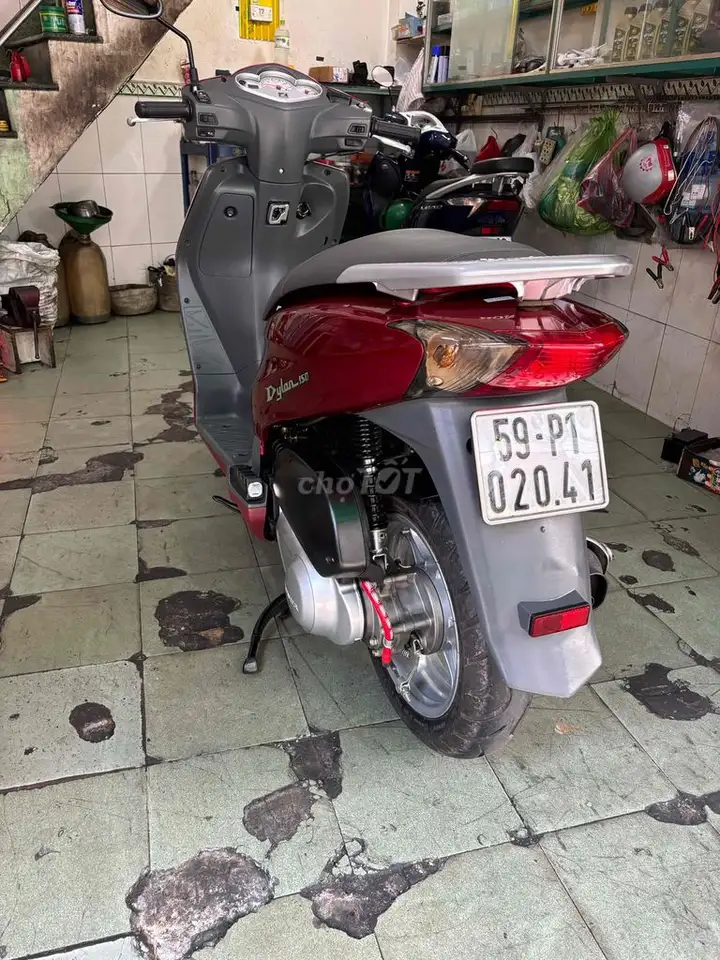 Honda Dylan 150, красный, скутер