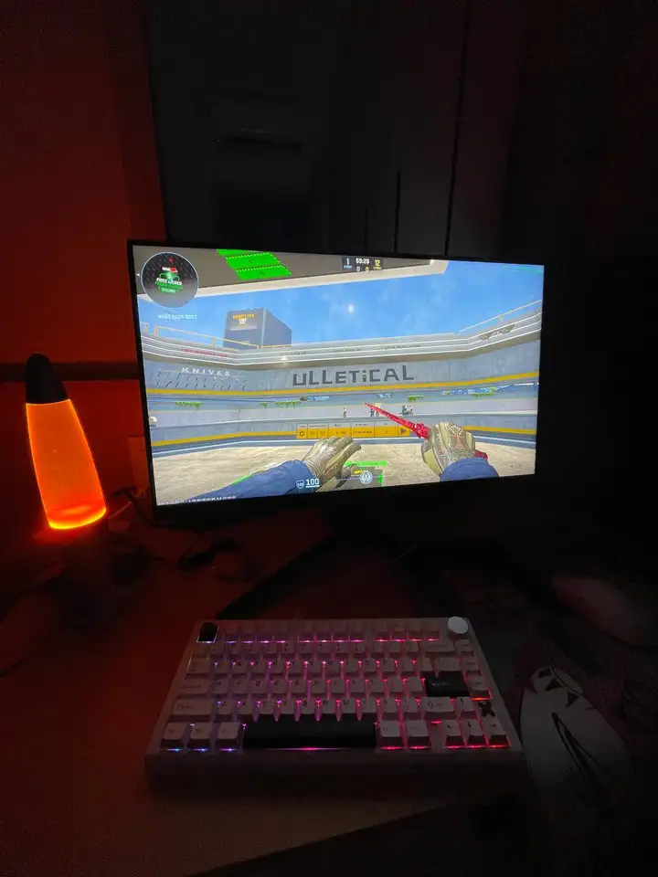 Монитор LG 24GN65R-B и игровая клавиатура