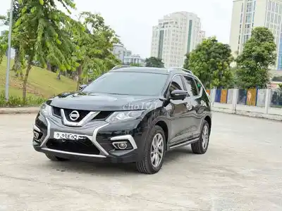 Черный бензиновый Nissan X-Trail на 7 мест с АКПП
