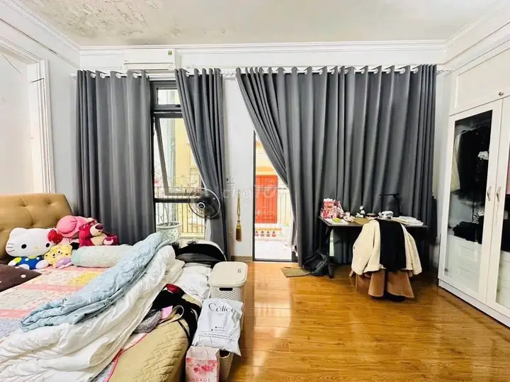 Дом 67м² на улице Хоанг Куок Вьет, Кау Зяй — 2 стороны открыты, авто