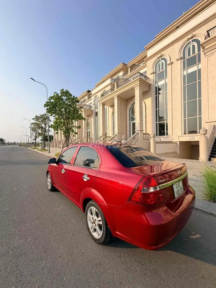 Chevrolet Aveo седан красный
