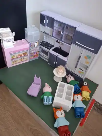 Игрушечная мебель и игрушки