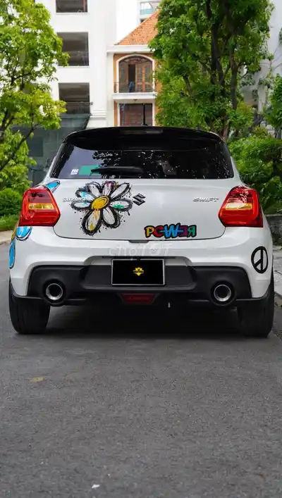 Белый автоматический хэтчбек Suzuki Swift