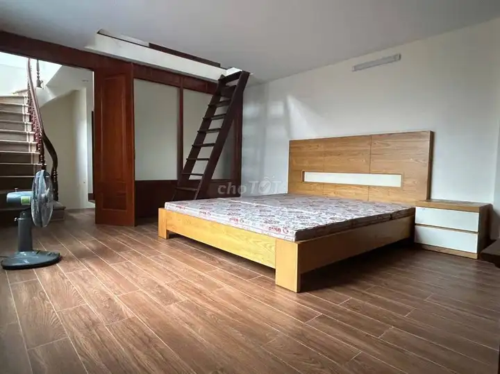 Cho thuê nhà Đội Cấn, 5 tầng, 4 ngủ, 15tr/tháng