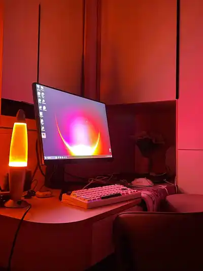 Монитор LG 24GN65R-B и игровая клавиатура