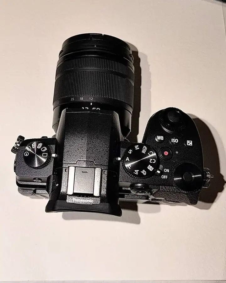 Panasonic Lumix G90 с объективом 12–60 мм