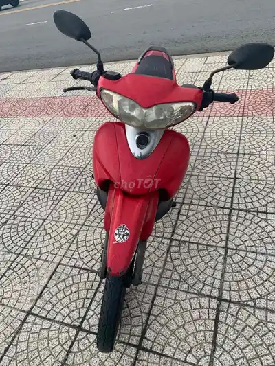 Красный скутер Yamaha Юпитер R
