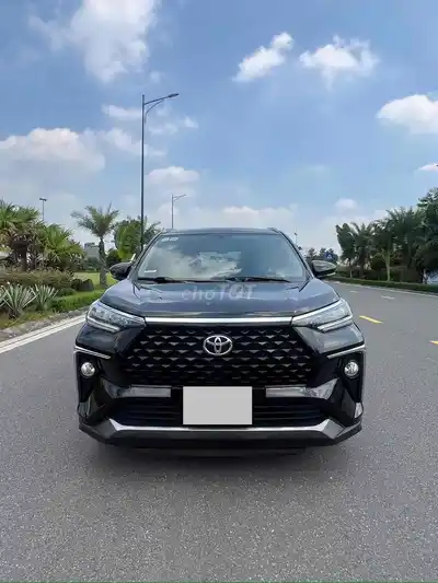 Toyota Veloz Cross 2023 Черный 7 мест