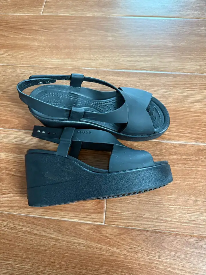 Босоножки Crocs, джинсовые шорты, панама