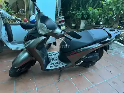 Серый скутер Honda SH 150i