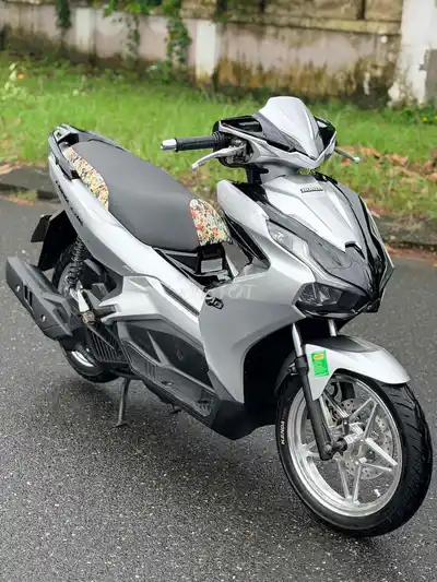 Honda Air Blade, 2 клапана, серебристый Porsche, хромированные диски