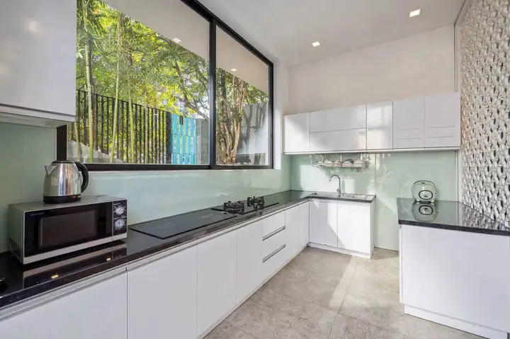 Вилла 3 этажа, 9 спален, 300 м²