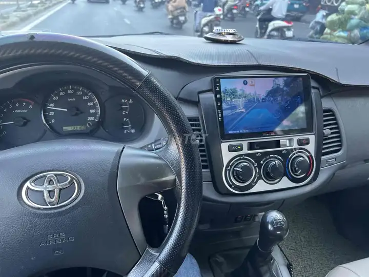 Toyota Innova 2013 серебристый 130 тыс. км