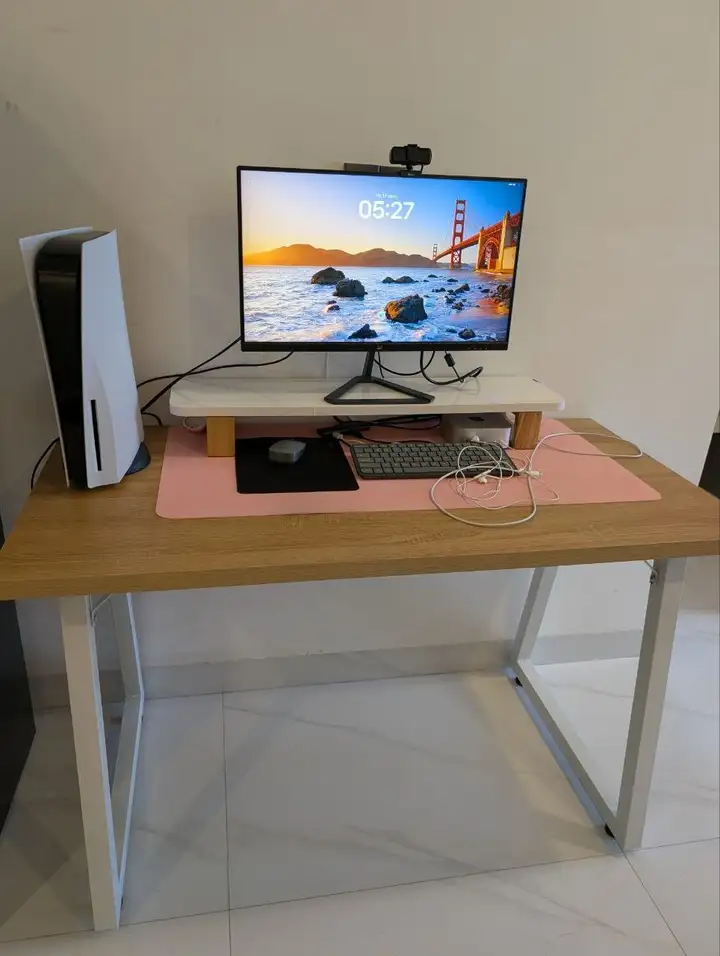 Стол, офисный стул, клавиатура и мышка Philips, ковер, монитор ViewSonic