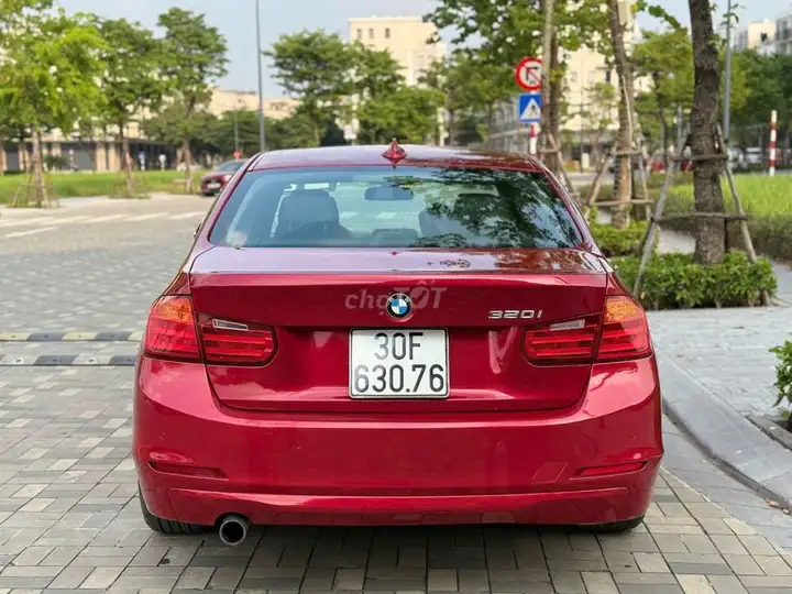 BMW 320i 2014 красный 90 000 км
