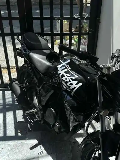 Мотоцикл Yamaha FZS с механической коробкой передач