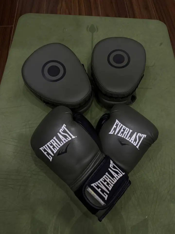Перчатки Everlast 12 oz + лапы