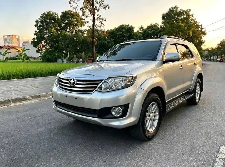 Toyota Fortuner AT 2013 Серебристый автомат