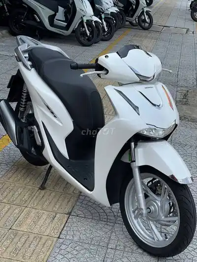 Владелец суперсерфера Хонды SH 125i 2026