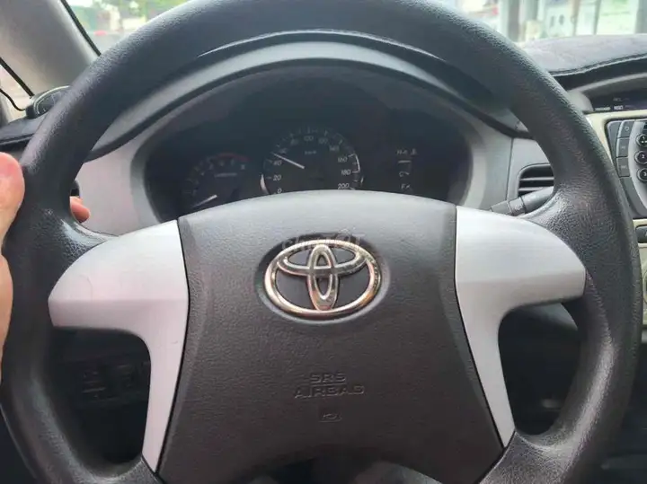 Toyota Innova 2012 Механика Серебристый