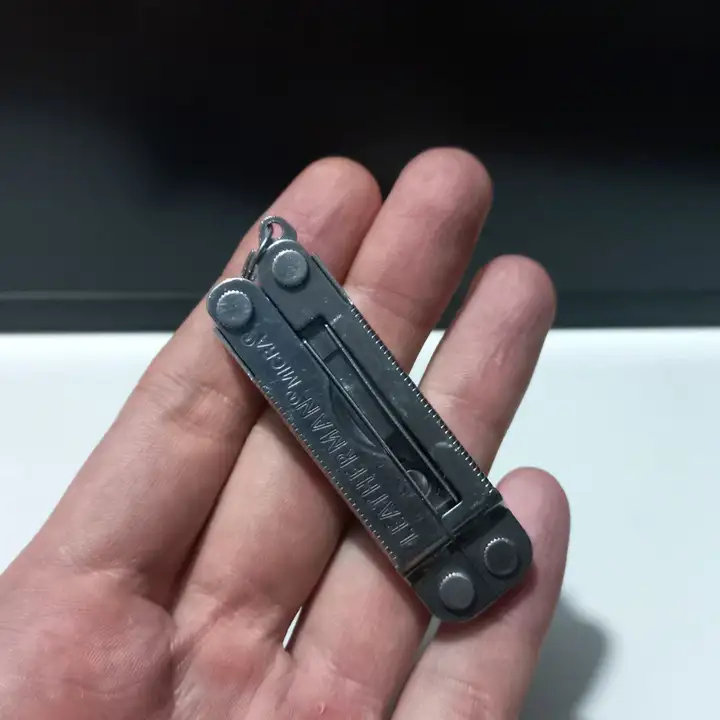 Сэмплер Teenage Engineering PO-33 K.O! и мультитул Leatherman Micra